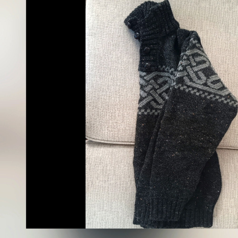 The Carrai is a cozy sweater with a flattering fit. This multi-knit sweater offe
